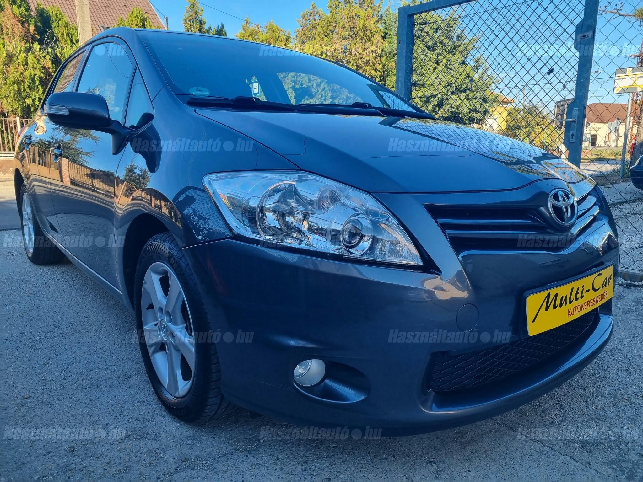 TOYOTA AURIS 2011/12 - 1