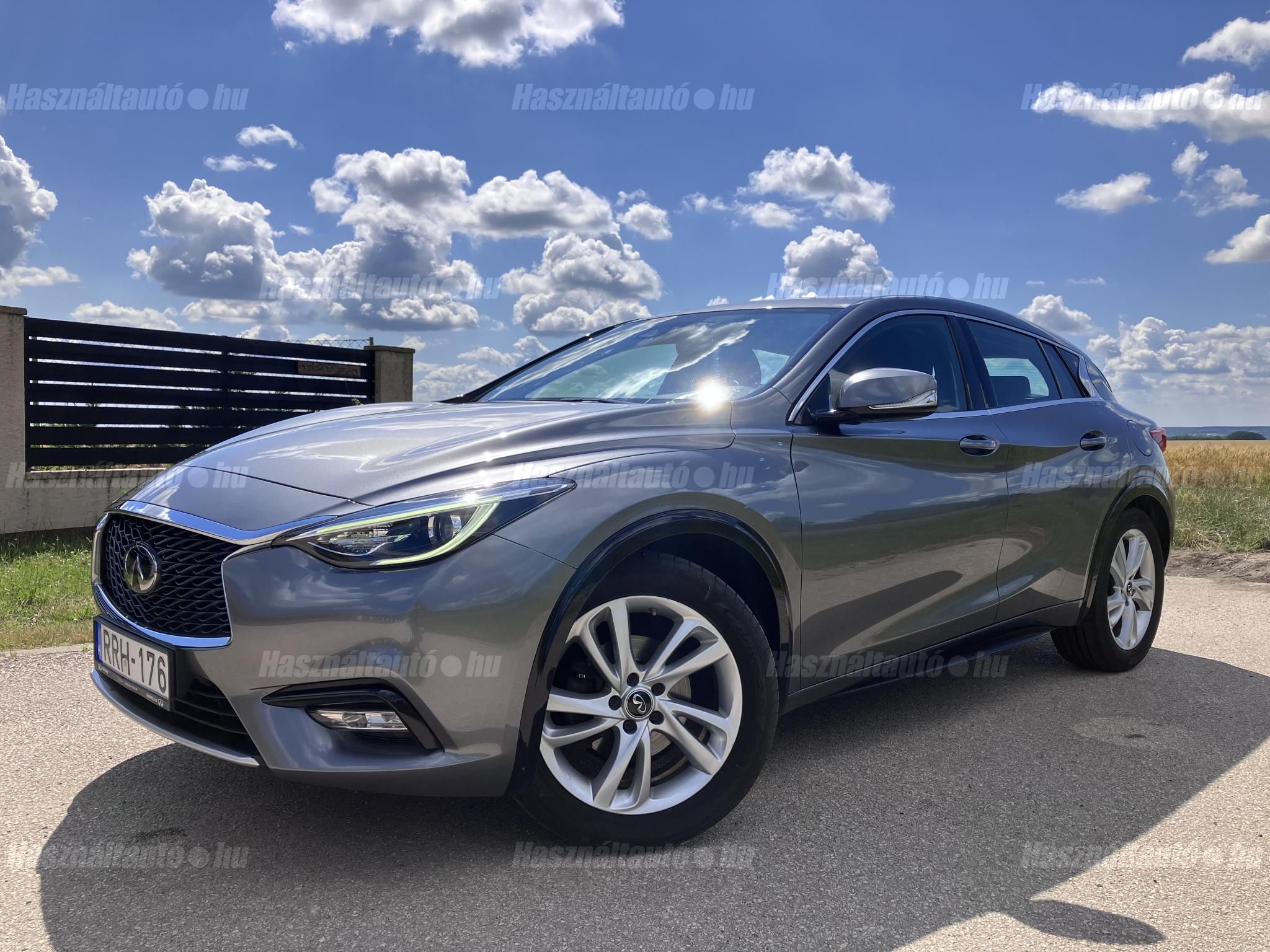 INFINITI Q30 2016/7 - 1