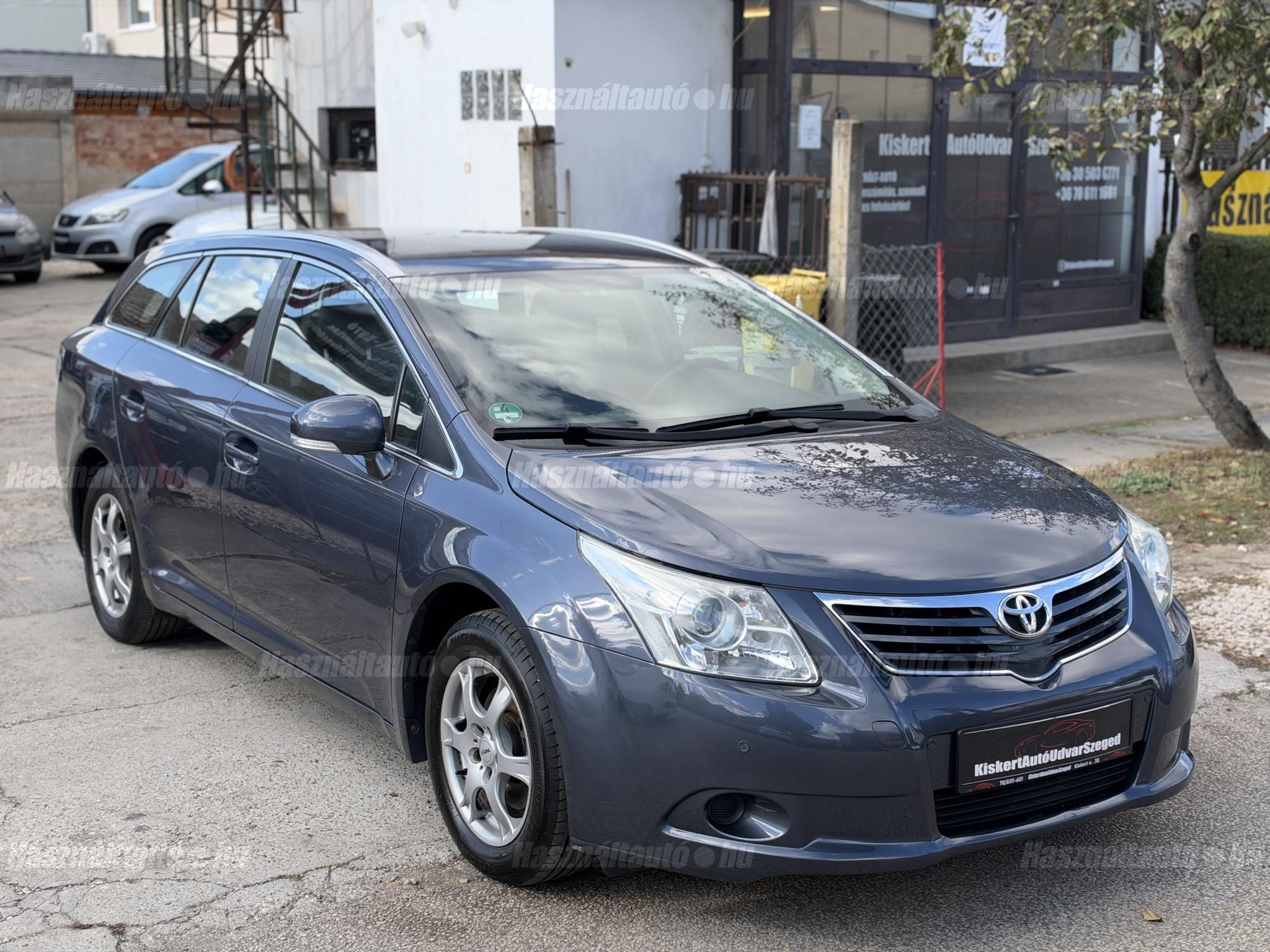TOYOTA AVENSIS 2010 - 1