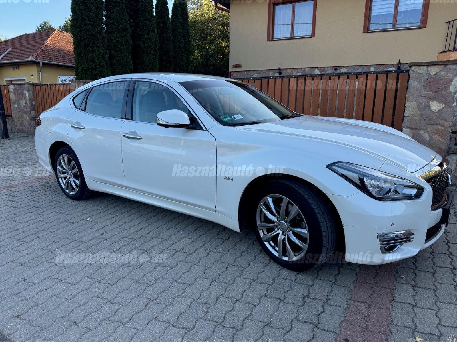 INFINITI Q70 2016/8 - 1