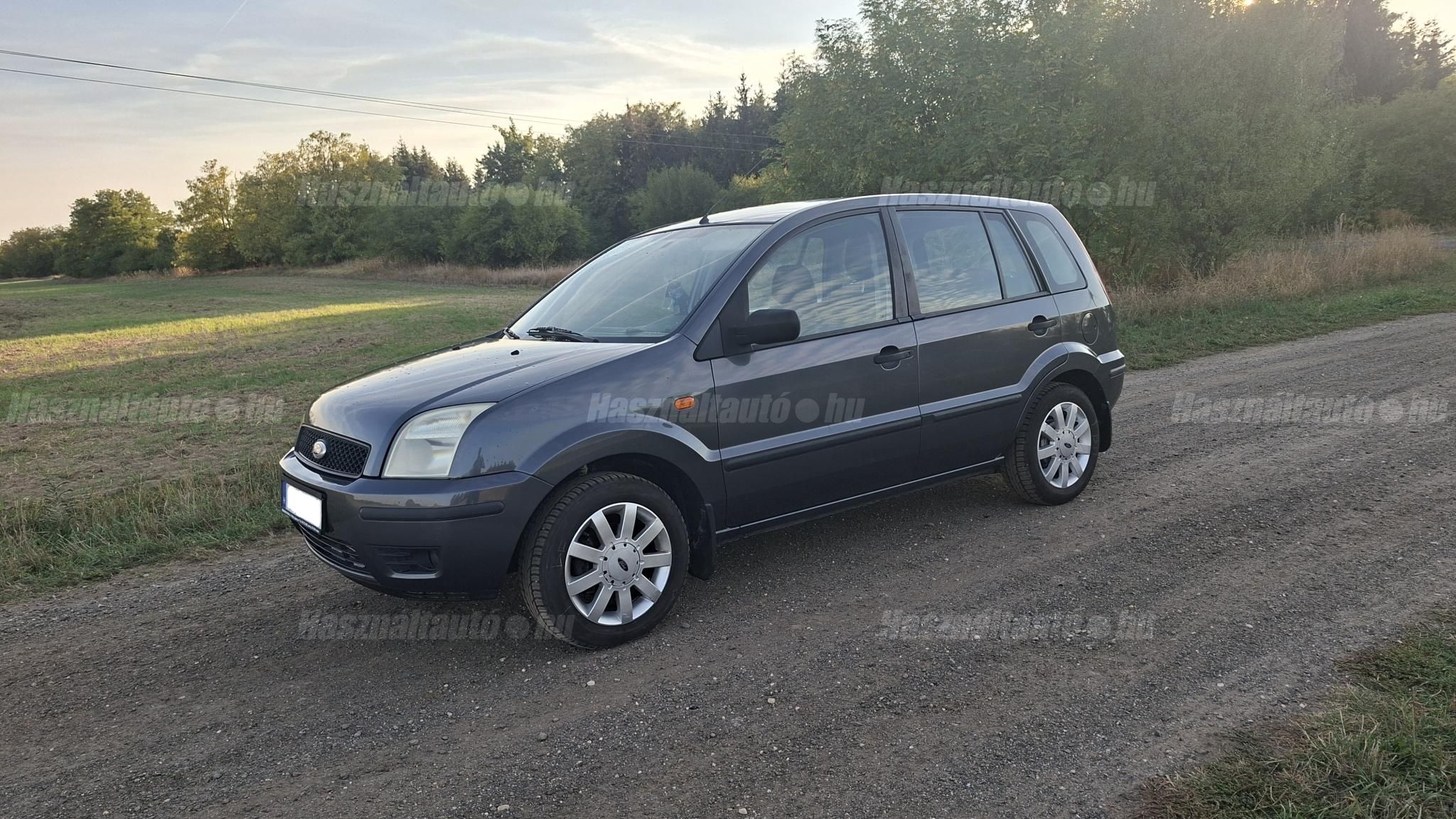 Takarékos benzinmotoros kisautó