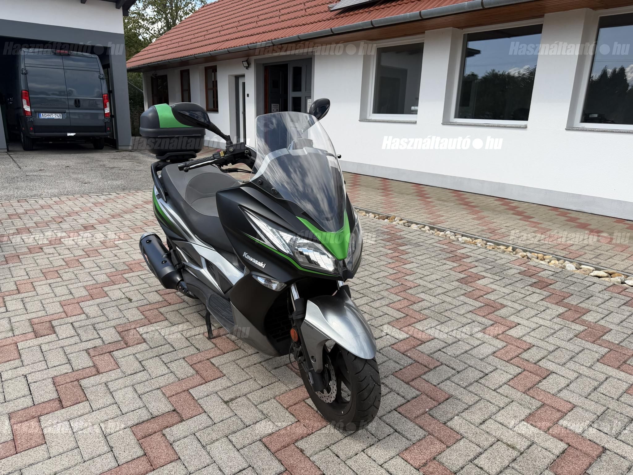 KAWASAKI J 300 2017/8 - 1