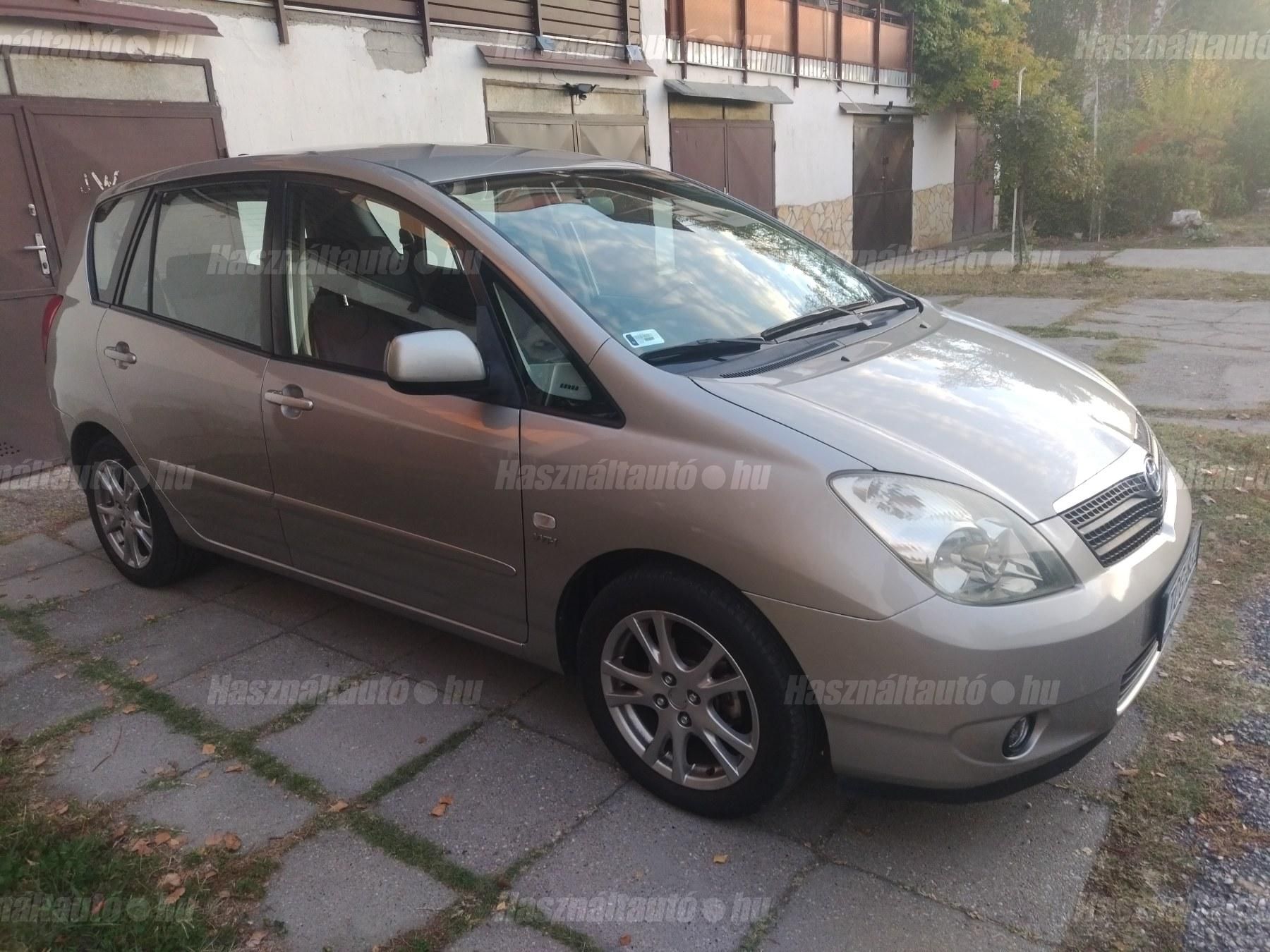 TOYOTA COROLLA VERSO 2002/7 - 1