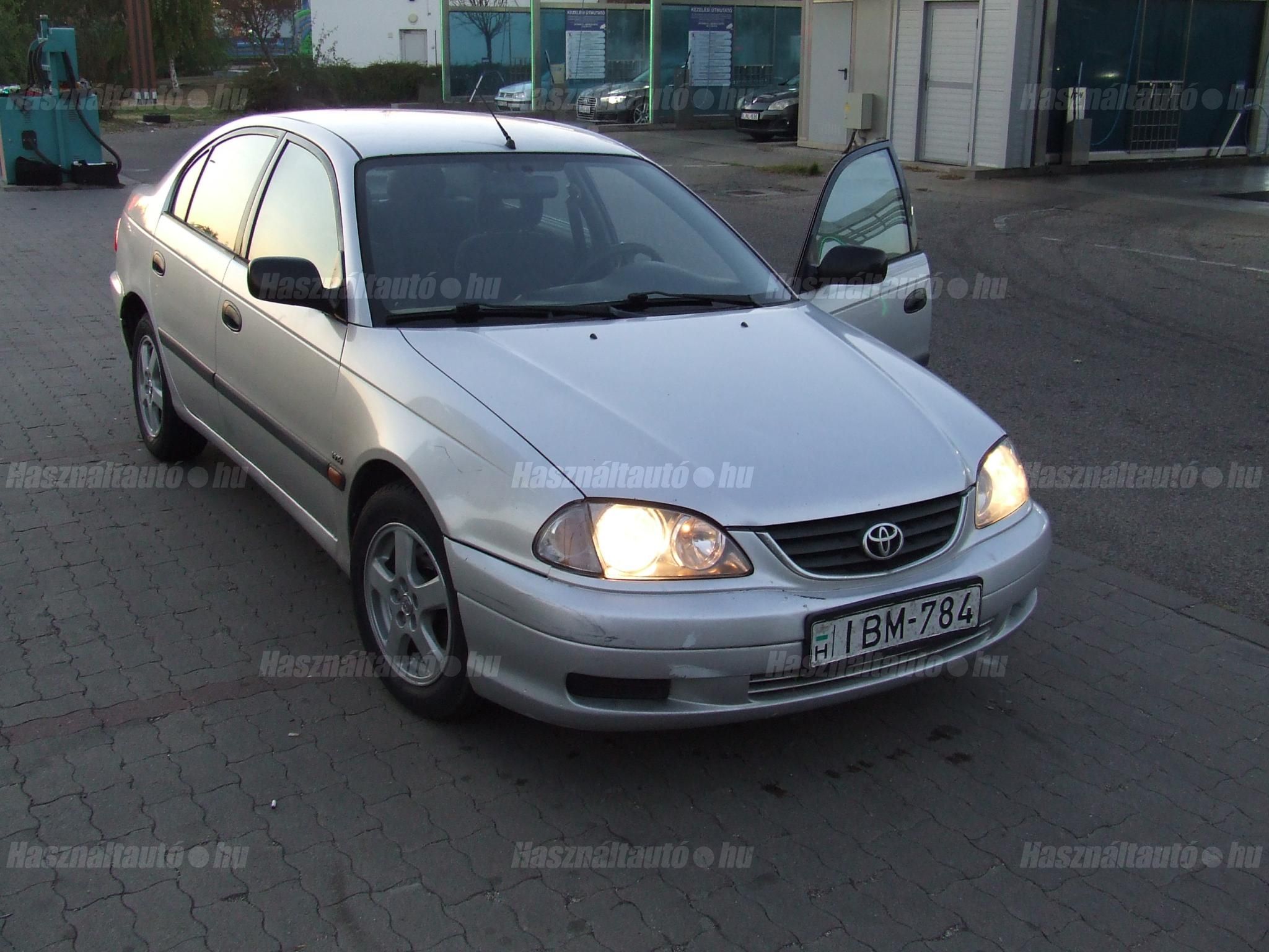 TOYOTA AVENSIS 2001 - 1