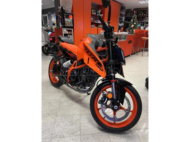 KTM 390 DUKE mind a 2 színben