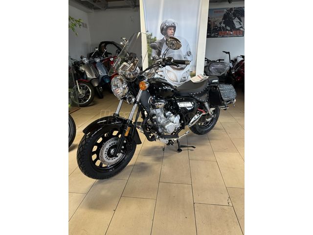 KEEWAY SUPERLIGHT 125 Ajándék első nagy plexivel és oldaltáskákkal/3 nap alatt rendszámozva!