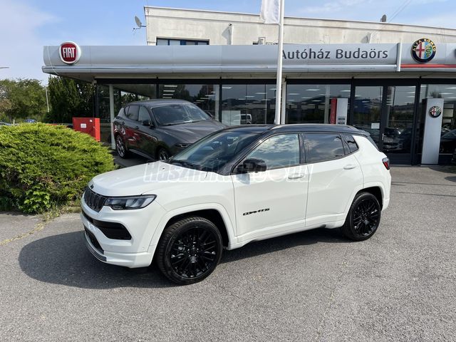 JEEP COMPASS 1.5 e-Hybrid Altitude DCT Protection csomaggal. Fehér fekete tetővel