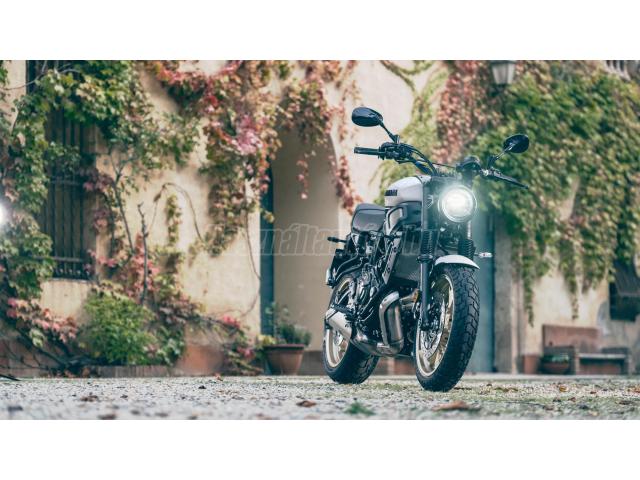 YAMAHA XSR 700 Legacy. Speedblock Silver