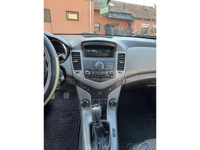 CHEVROLET CRUZE 2010 - 12