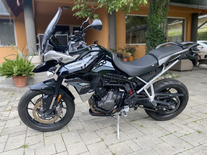 TRIUMPH TIGER 900