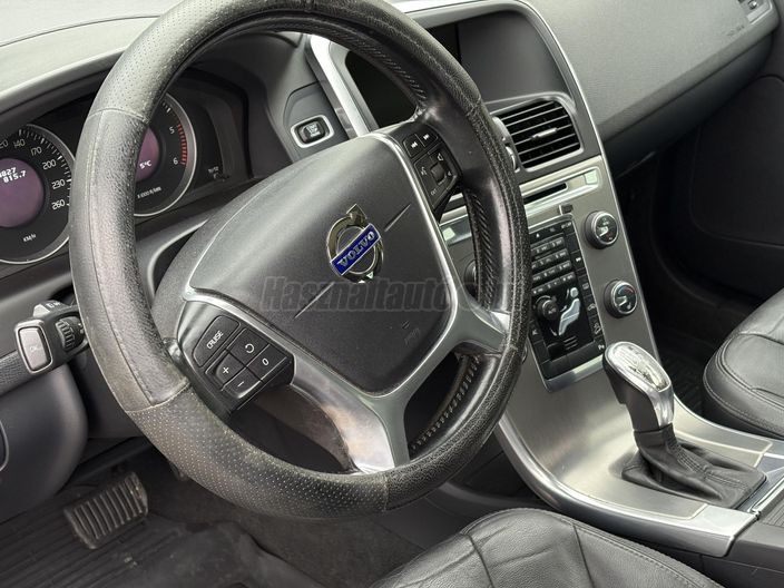 VOLVO XC60 2.4 D [D4] Momentum