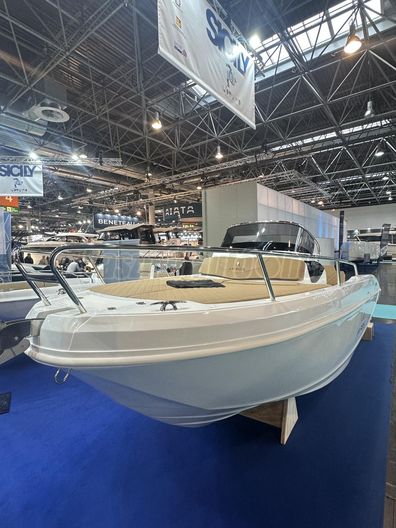 white hull, front view