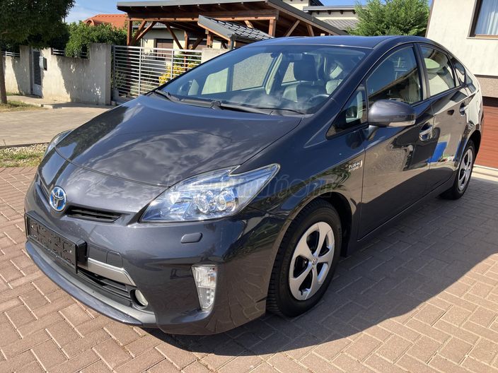 TOYOTA PRIUS PLUG-IN