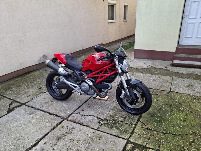 DUCATI MONSTER 696