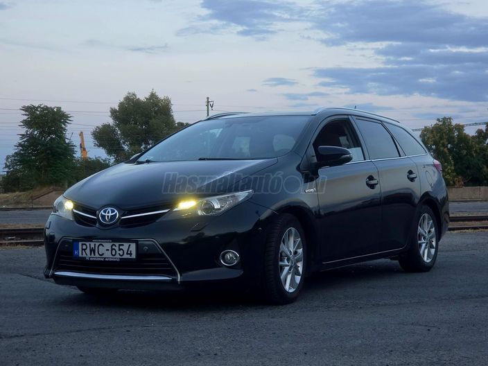 TOYOTA AURIS 1.8 HSD Executive Skyview (Automata)