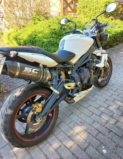 TRIUMPH STREET TRIPLE 675 R
