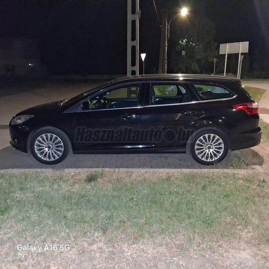 „Titanium felszereltség, 150 LE EcoBoost motor, Panther Black metál.”