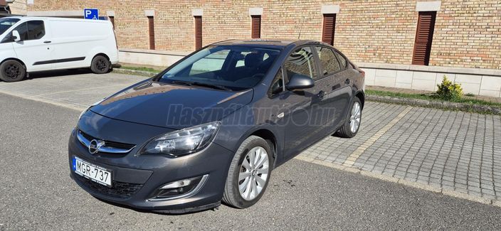 OPEL ASTRA J Sedan 1.4 T Active