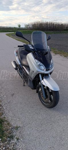 YAMAHA X-MAX 125