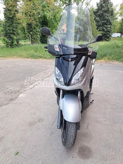 YAMAHA X-MAX 250