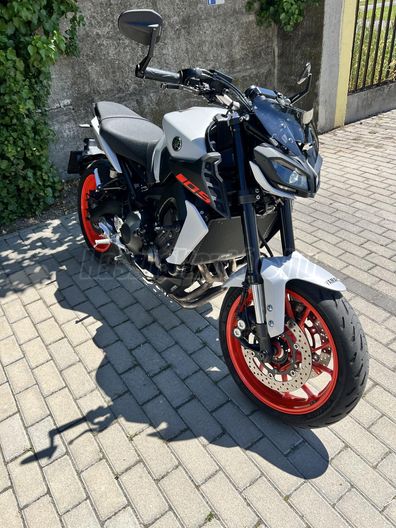 YAMAHA MT-09