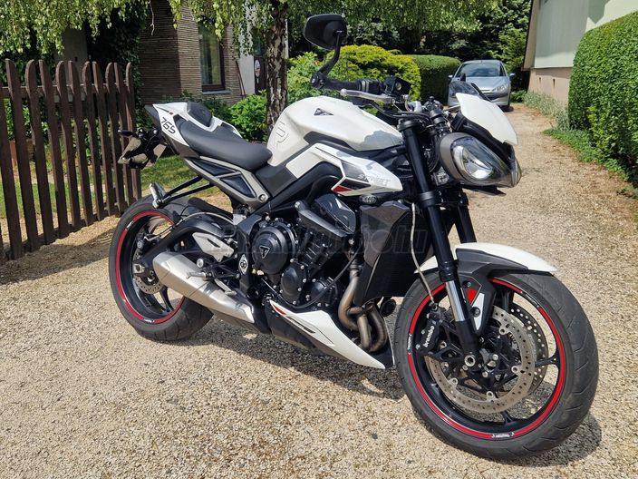 TRIUMPH STREET TRIPLE