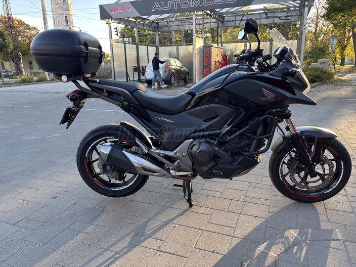 Túradobozzal, Menetfénnyel, Bukócsővel, 900 km full szervíz, új első teló