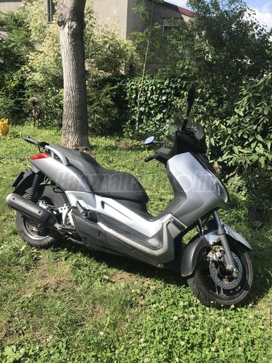YAMAHA X-MAX 250