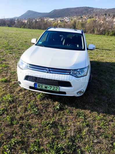 MITSUBISHI OUTLANDER 2.0 PHEV Instyle Navi 4WD CVT