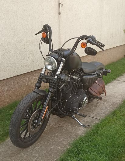HARLEY-DAVIDSON SPORTSTER 883 IRON