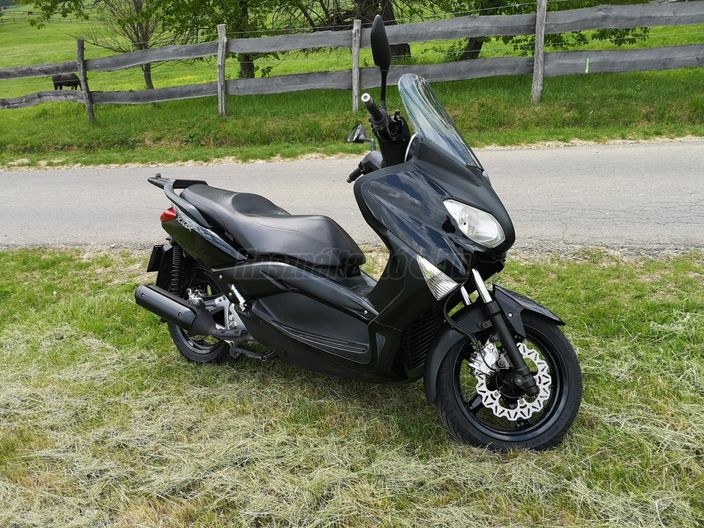 YAMAHA X-MAX 250