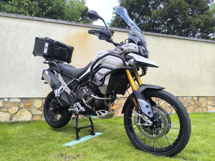 TRIUMPH TIGER 900