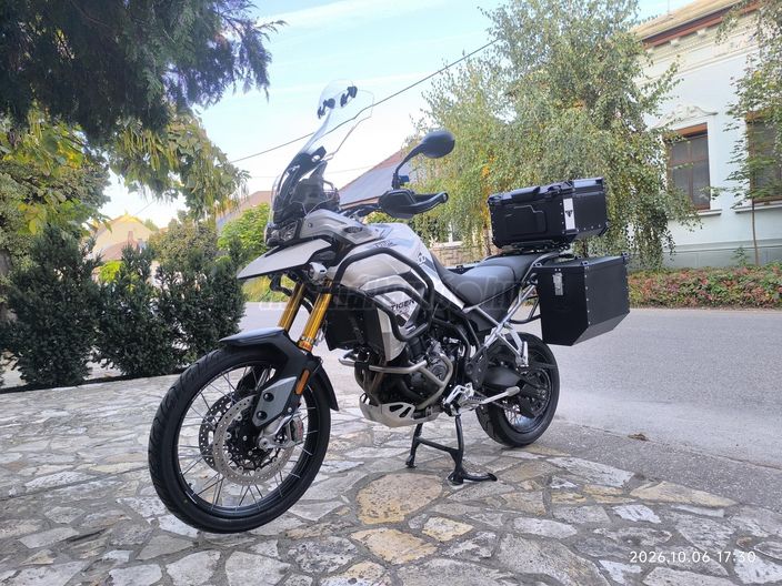 TRIUMPH TIGER 900