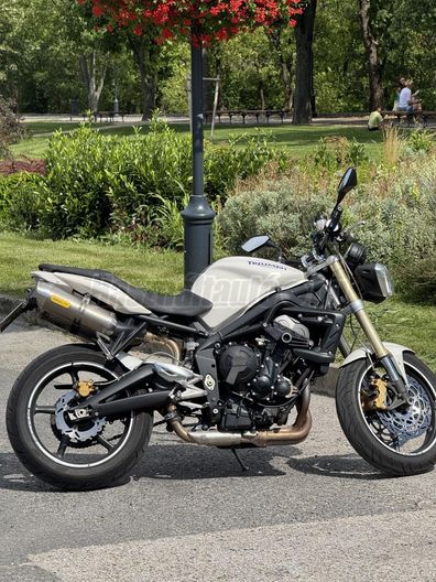 TRIUMPH STREET TRIPLE 675