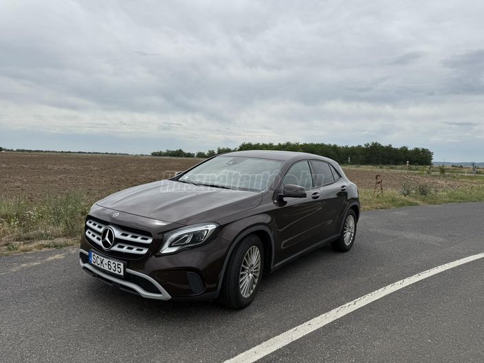 MERCEDES-BENZ GLA 180 7G-DCT