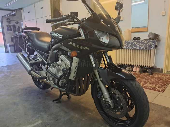 YAMAHA FZS 1000 (FAZER)