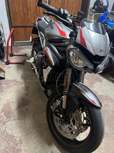 TRIUMPH STREET TRIPLE