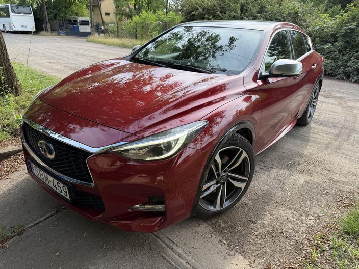 INFINITI Q30 2.0t Sport DCT