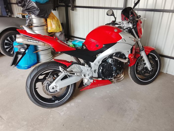 SUZUKI GSR 600