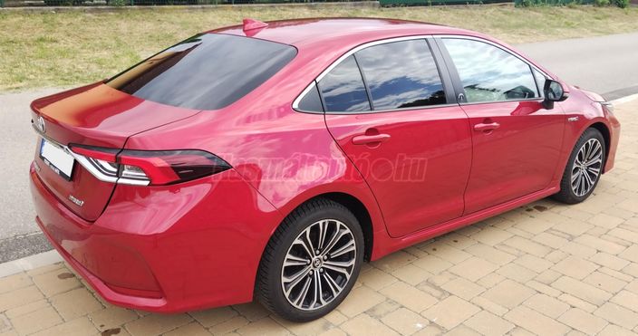 TOYOTA COROLLA Sedan 1.8 Hybrid Comfort Style Tech e-CVT