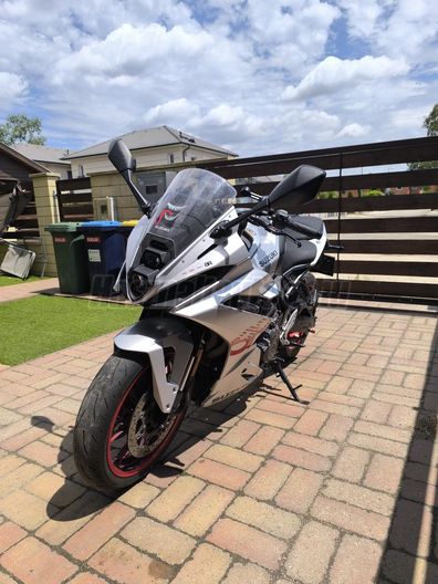 SUZUKI GSX 8 R
