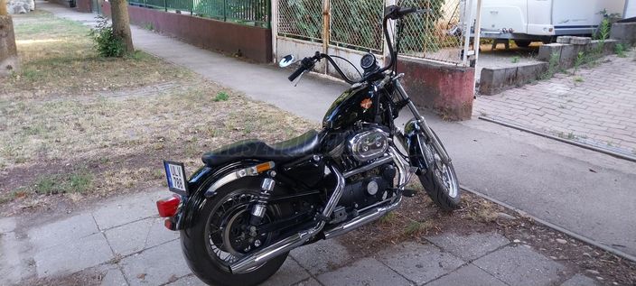 HARLEY-DAVIDSON SPORTSTER 883 DELUXE