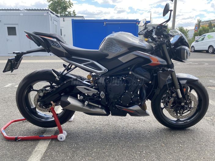 TRIUMPH STREET TRIPLE
