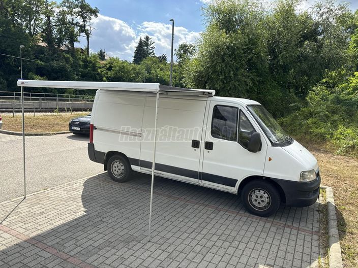 Jobboldal, nyitott omnistorral/előtetővel