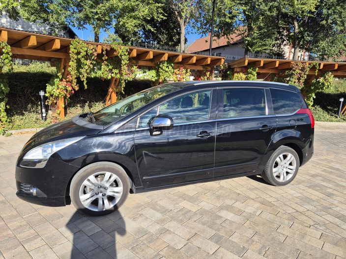 PEUGEOT 5008 1.6 HDi Allure