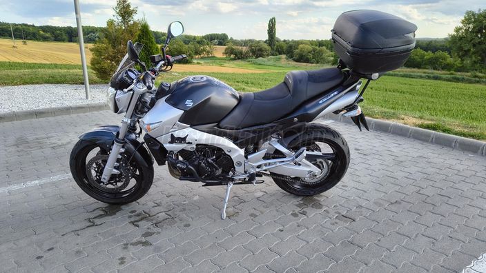 SUZUKI GSR 600