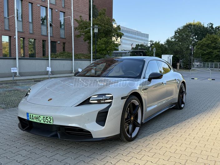 PORSCHE TAYCAN GTS Sport Turismo