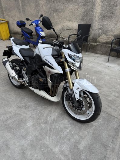 SUZUKI GSR 750