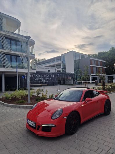 PORSCHE 911 Carrera GTS