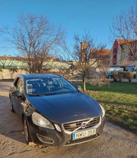 VOLVO V60 2.4 D [D5] Momentum